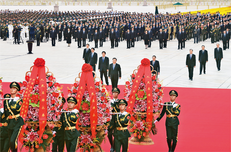 2021年9月30日上午，黨和國家領(lǐng)導(dǎo)人習(xí)近平、李克強(qiáng)、栗戰(zhàn)書、汪洋、王滬寧、趙樂際、韓正、王岐山等來到北京天安門廣場(chǎng)，出席烈士紀(jì)念日向人民英雄敬獻(xiàn)花籃儀式。 新華社記者 張領(lǐng)/攝