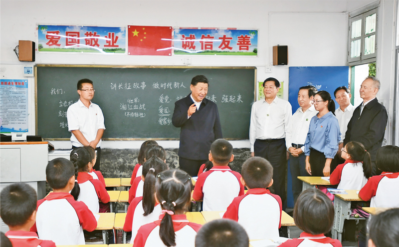 2020年9月16日至18日，中共中央總書記、國家主席、中央軍委主席習(xí)近平在湖南考察。這是16日下午，習(xí)近平在郴州市汝城縣文明瑤族鄉(xiāng)第一片小學(xué)，同正在上思政課的同學(xué)們親切交流。 新華社記者 謝環(huán)馳/攝