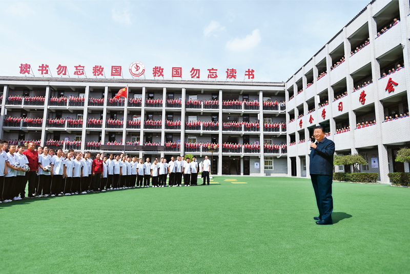 2021年9月13日至14日，中共中央總書記、國家主席、中央軍委主席習(xí)近平在陜西省榆林市考察。這是14日上午，習(xí)近平在綏德實(shí)驗(yàn)中學(xué)考察時(shí)，同師生親切交流。 新華社記者 謝環(huán)馳/攝